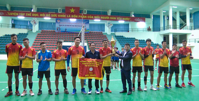 Ban tổ chức trao Cúp và phần thưởng cho đội bóng chuyền Công an trại giam Hồng Ca.